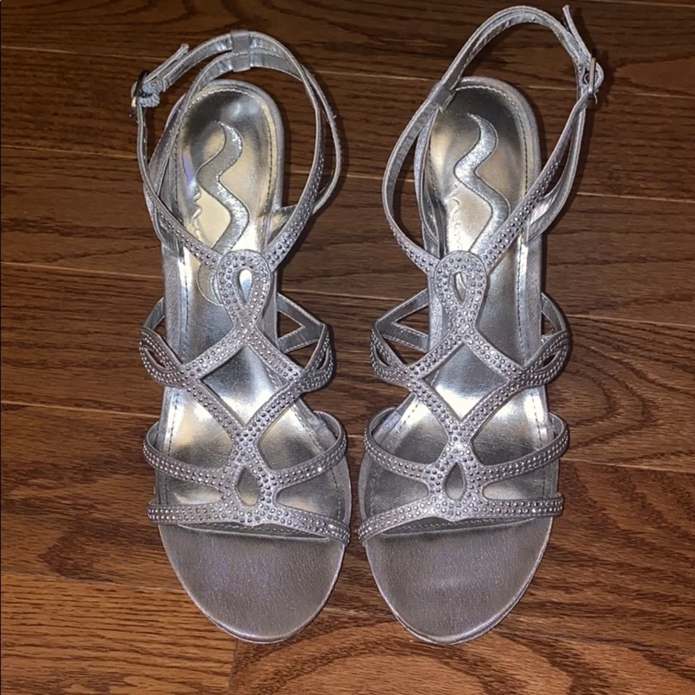 Nina Shoes Roxanne Royal Silver Heels - Size 8.5